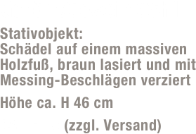 Gehörn/Geweih GSh1
Stativobjekt:  Schädel auf einem massiven Holzfuß, braun lasiert und mit Messing-Beschlägen verziert
Höhe ca. H 46 cm
35,- Euro (zzgl. Versand)